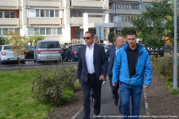 Заместитель префекта Зеленограда проверил ход благоустройства дворов