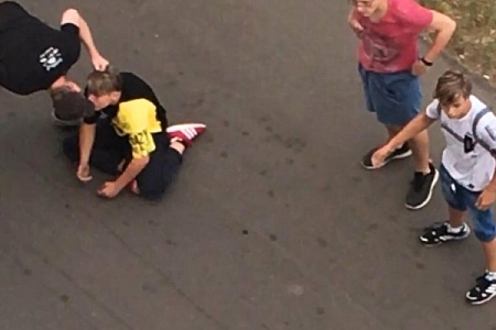Избившего подростков курьера отпустили под обязательство о явке