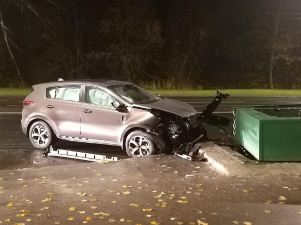 В Зеленограде автомобиль врезался в вентиляционную шахту