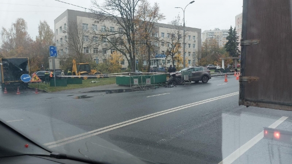 Кроссовер врезался в вентиляционную шахту на Сосновой аллее
