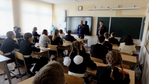 Можно ли придумать более достойных людей, чем защитники нашей Родины? 