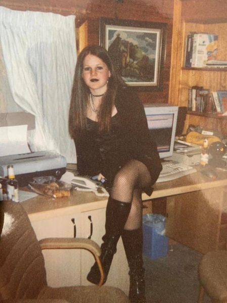 20 неудачных фотографий людей, сделанных в юности, за которые сейчас им неловко