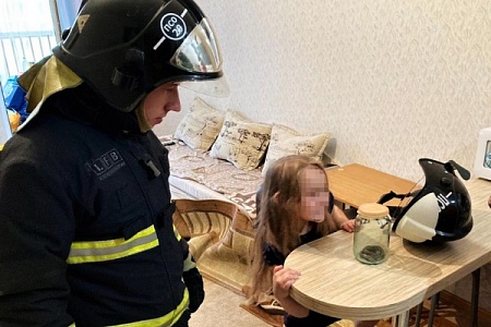 Спасатели поймали змею на балконе квартиры в Голубом