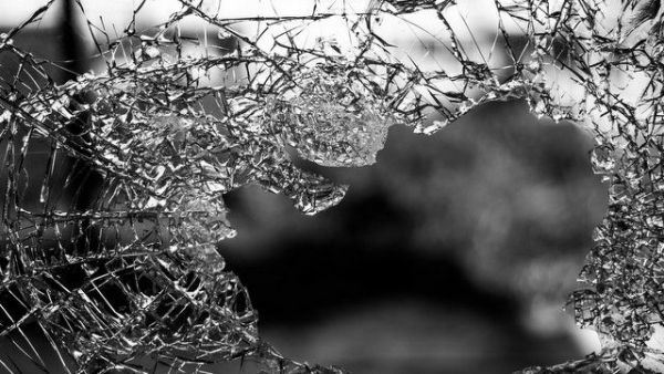 В Зеленограде приезжий не смог дозвониться до диспетчерской и разбил окно в помещении