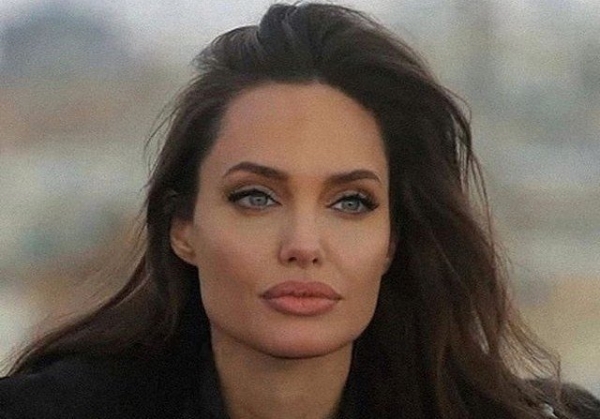 В Инстаграме фотошопят звёзд до неузнаваемости и под раздачу попали даже те, кто и так выглядит отлично