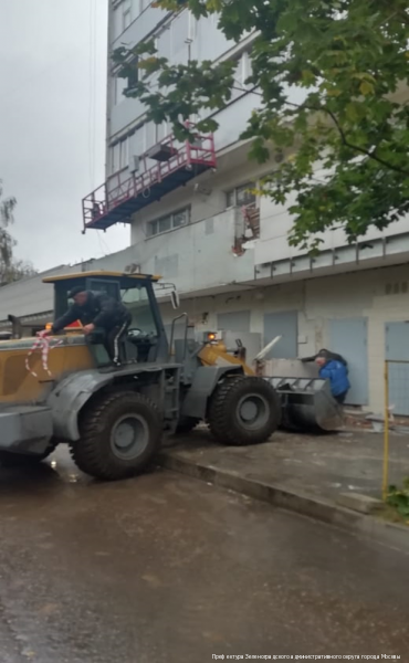 По требованию Мосжилинспекции управляющая организация демонтировала лестницы и восстановила фасады