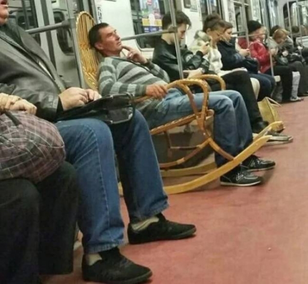 20 чудаковатых пассажиров метро, глядя на которых непонятно куда ты попал