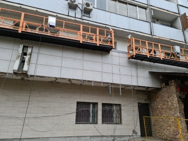 В Зеленограде фасады двух домов освободили от незаконных конструкций