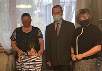 Во время акции помощи детям с ограниченными возможностями подарки, цветы и денежную поддержку вручили Марии Брюзгиной