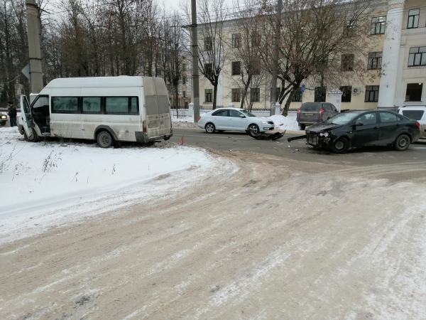 В Зеленограде «Газель» снесла остановку 