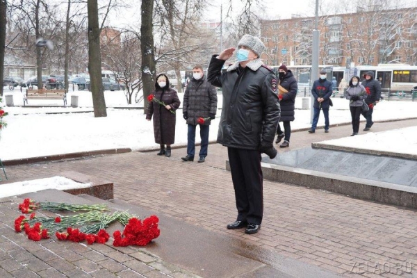 Накануне Дня начала контрнаступления в битве под Москвой префект Зеленограда возложил венки и цветы к памятным местам боевой славы