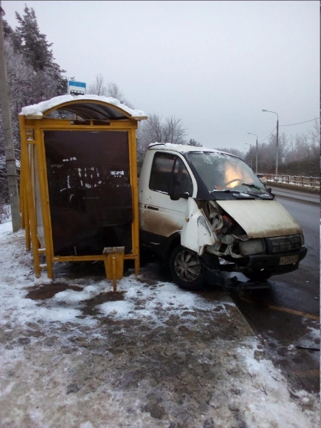 «Газель» врезалась в автобусную остановку под Зеленоградом