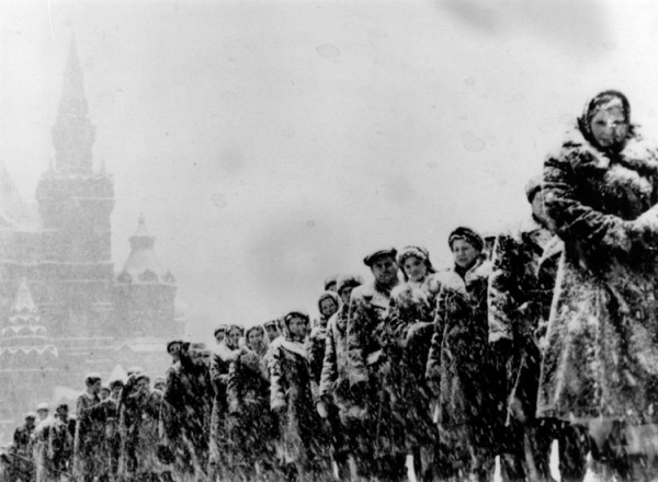 Брэд Питт в платье, новогоднее поздравление от Рейгана и другие исторические фото, которые вы наверняка не видели