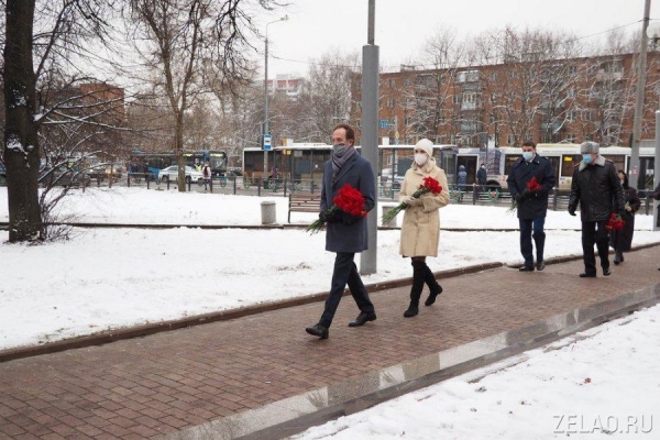 Накануне Дня начала контрнаступления в битве под Москвой префект Зеленограда возложил венки и цветы к памятным местам боевой славы