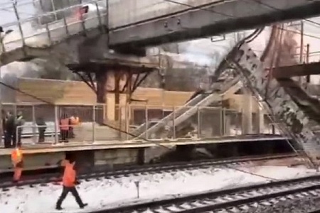 Балка моста упала на железнодорожные пути на станции Новоподрезково