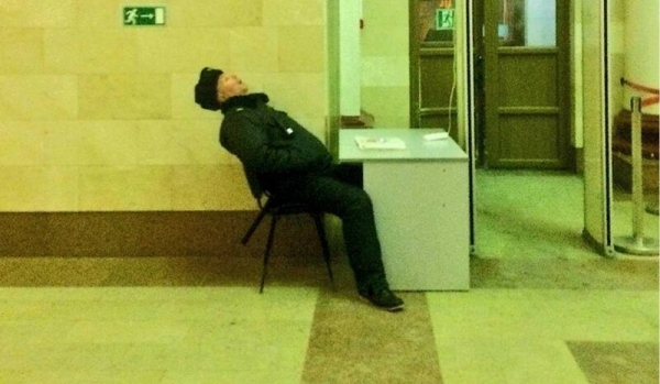 Возможно и вы здесь есть: спящие работники, застуканные на рабочем месте