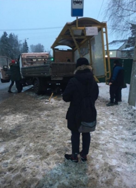 «Газель» врезалась в автобусную остановку под Зеленоградом