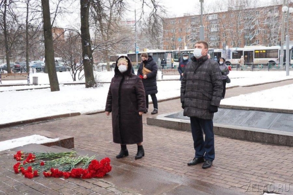 Накануне Дня начала контрнаступления в битве под Москвой префект Зеленограда возложил венки и цветы к памятным местам боевой славы