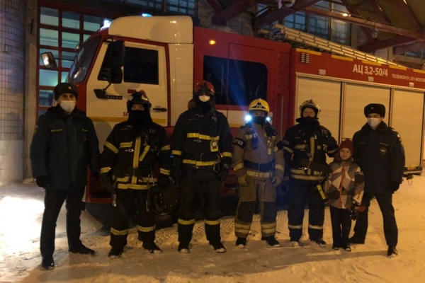 Зеленоградских пожарных поздравили с предстоящим праздником