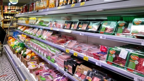 Двое мужчин вынесли из зеленоградских супермаркетов мясо и колбасу на 11 тысяч рублей