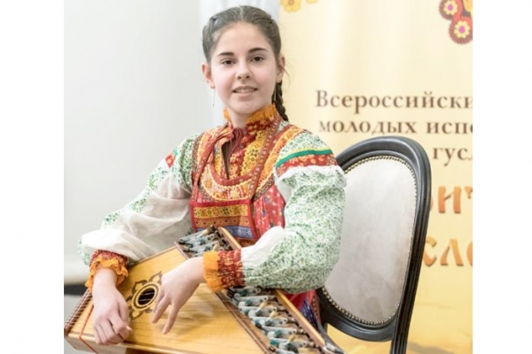 "А гуслей тон моих звенит одну любовь..."