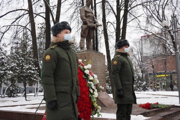 Накануне Дня начала контрнаступления в битве под Москвой префект Зеленограда возложил венки и цветы к памятным местам боевой славы
