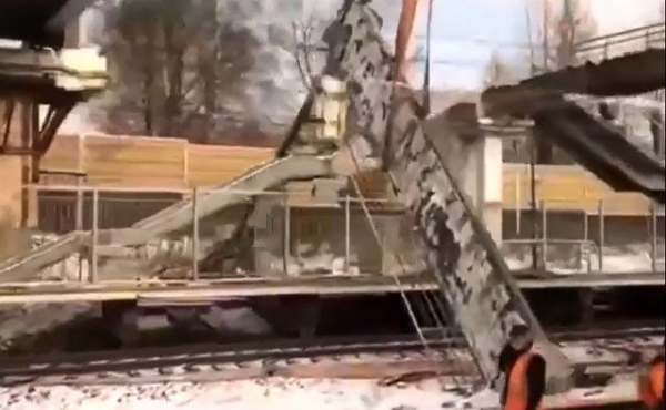 Из-за падения балки на железнодорожные пути произошёл сбой в движении электричек