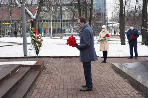 Накануне Дня начала контрнаступления в битве под Москвой префект Зеленограда возложил венки и цветы к памятным местам боевой славы