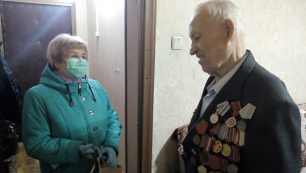 Ветеран Тихон Мягкий принял поздравления от имени советника мэра Москвы Зинаиды Драгункиной