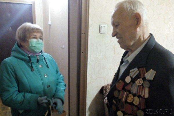 Ветеран Тихон Мягкий принял поздравления от Зинаиды Драгункиной