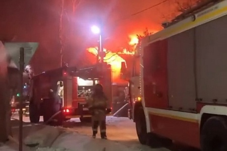 Частный дом и нежилое строение сгорели ночью в Алабушево