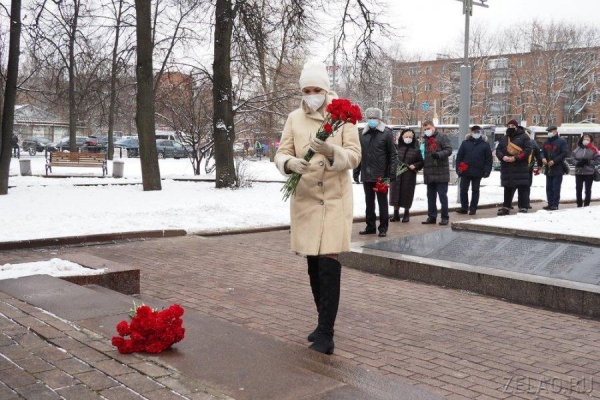 Накануне Дня начала контрнаступления в битве под Москвой префект Зеленограда возложил венки и цветы к памятным местам боевой славы