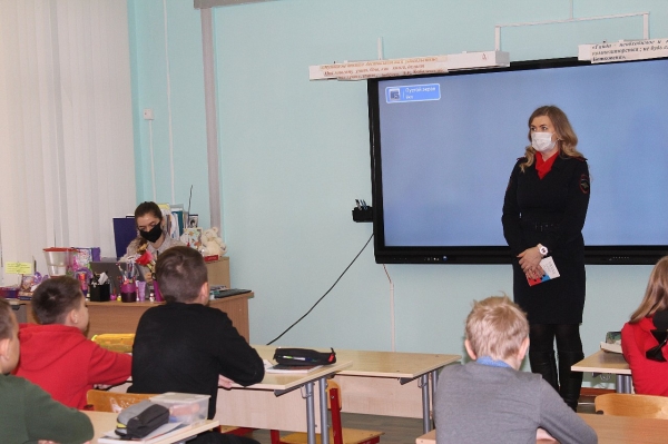 Зеленоградские полицейские провели профилактические лекции в школе