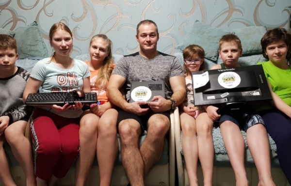 Зеленоградские многодетные семьи получили компьютеры и ноутбуки для обучения