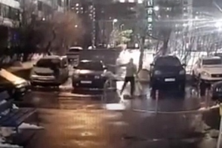 Агрессивный мужчина выместил злость на случайной машине
