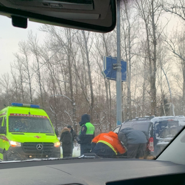 «Лада» врезалась в фонарный столб на улице Юности