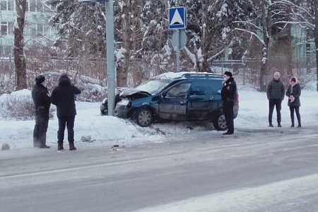 «Лада» врезалась в фонарный столб на улице Юности