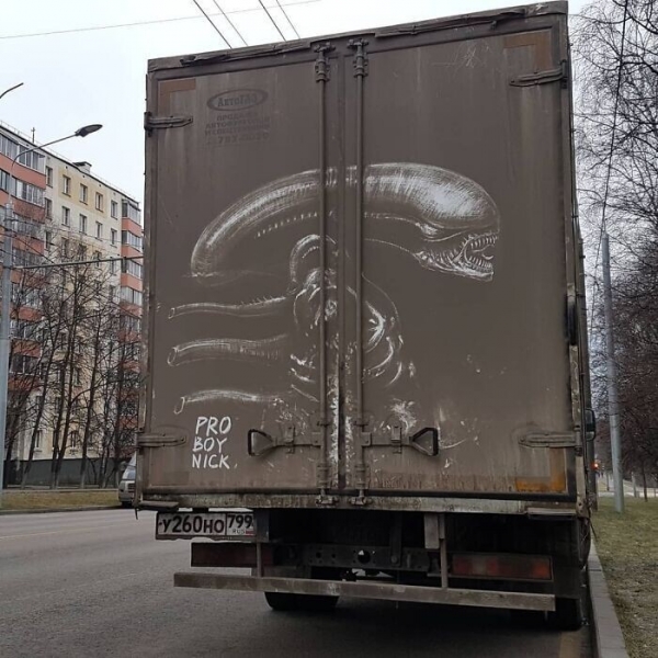Рисунки на грязных грузовиках: 36 крутых работ Никиты Голубева