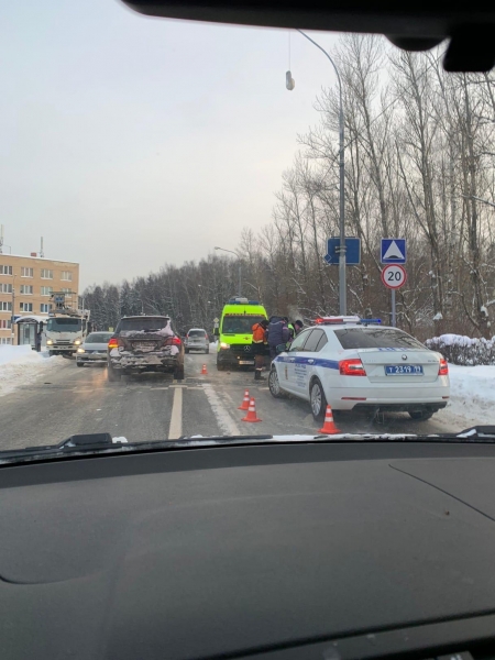 «Лада» врезалась в фонарный столб на улице Юности