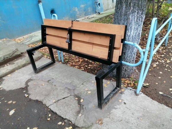 Гвозди и острые штыри: выясняем, кто и зачем устанавливает их в городах по всему миру