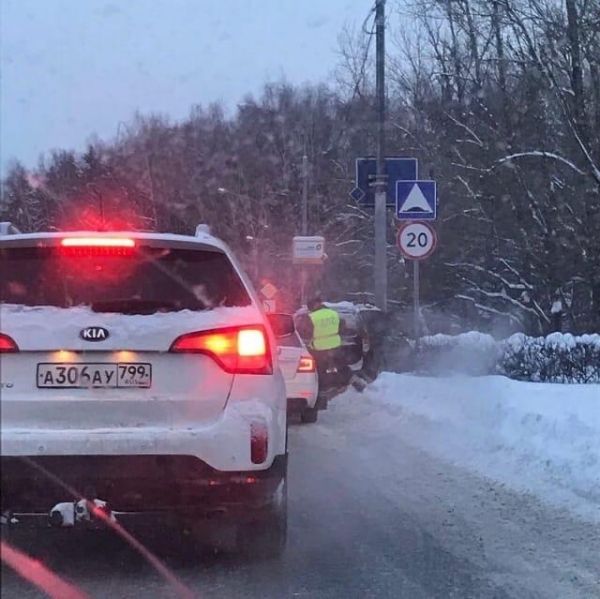«Лада» врезалась в фонарный столб на улице Юности