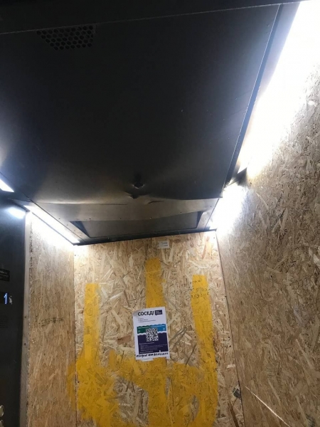 Потолок лифта в 17 микрорайоне пробило тяжелым предметом