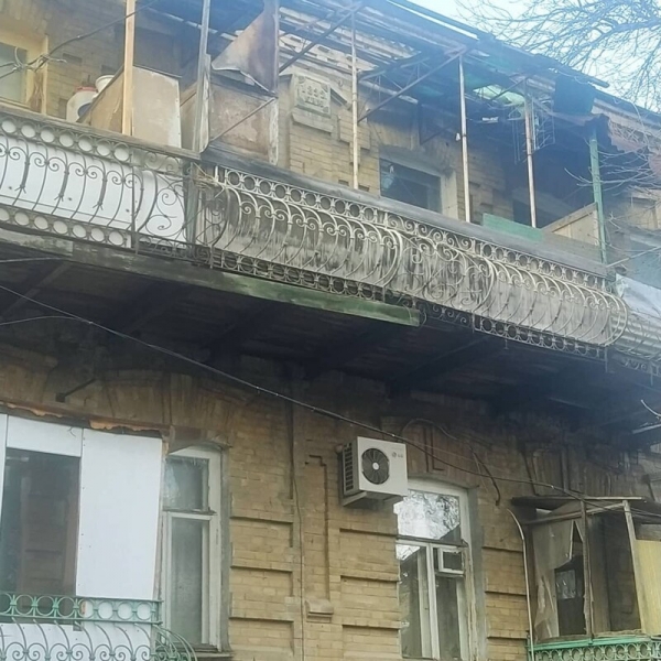 Дыры в полу и другие чудовищные условия: 14 ветхих и аварийных домов России, в которых живут люди