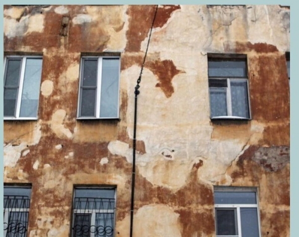 Дыры в полу и другие чудовищные условия: 14 ветхих и аварийных домов России, в которых живут люди