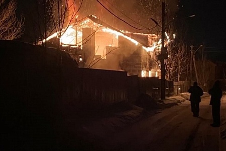 Под Зеленоградом сгорела двухэтажная постройка