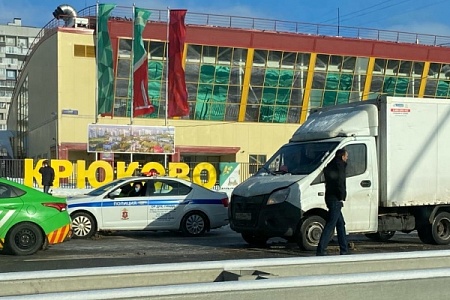 Грузовик сбил девочку-подростка на «зебре» возле Дворца единоборств