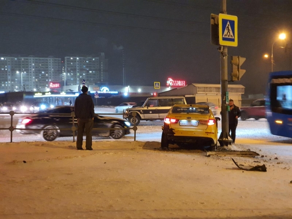 Таксист врезался в столб в новой части Зеленограда