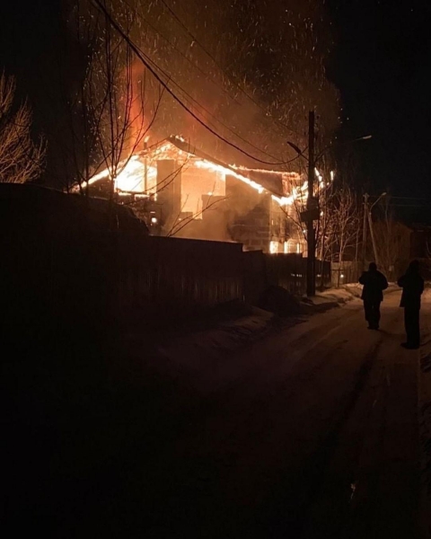 Под Зеленоградом сгорела двухэтажная постройка