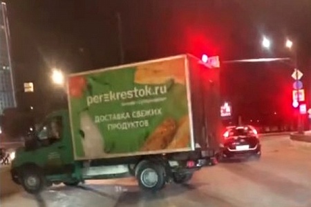 Фургон доставки «Перекрестка» устроил опасные «игры» в центре города