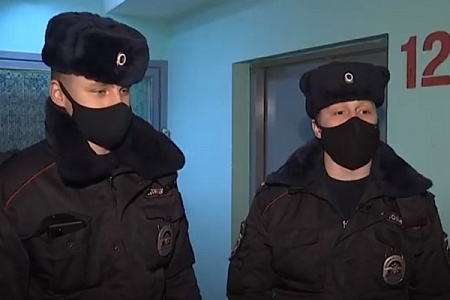 Полицейские Зеленограда не дали пенсионеру упасть с 12 этажа
